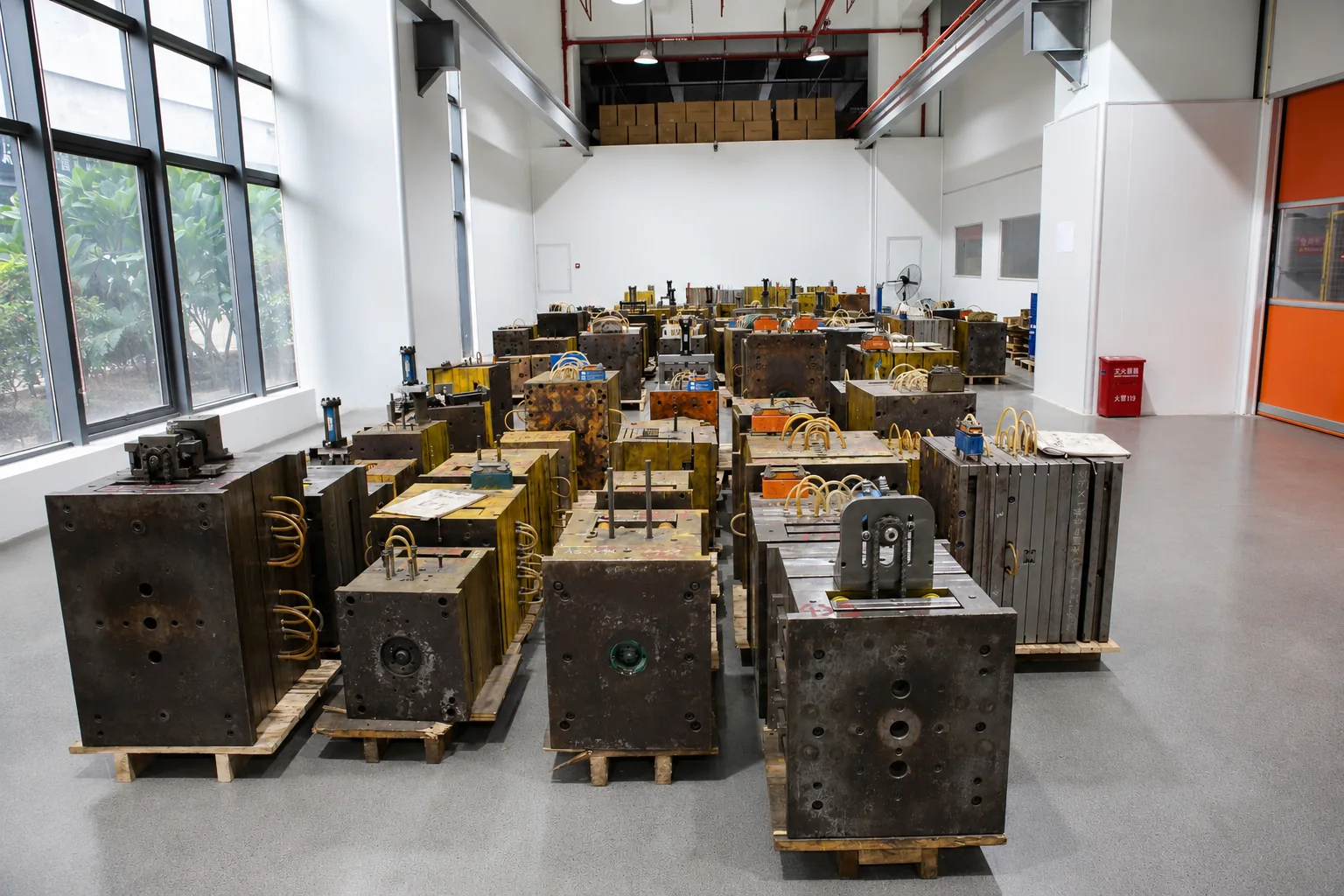 Mold storage and tooling management for cosmetic packaging production